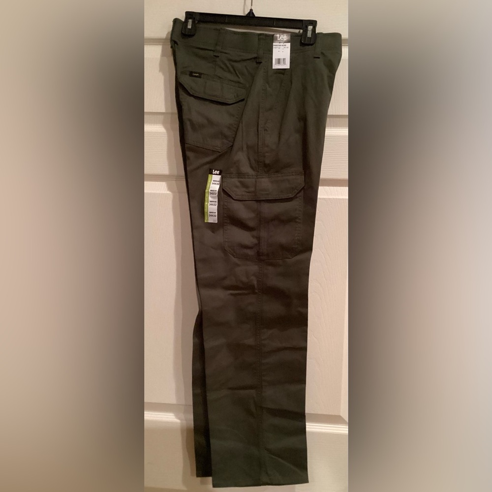 NWT Men’s Extreme Motion Cargo Olive Twill Pant size 34” waist 32” length